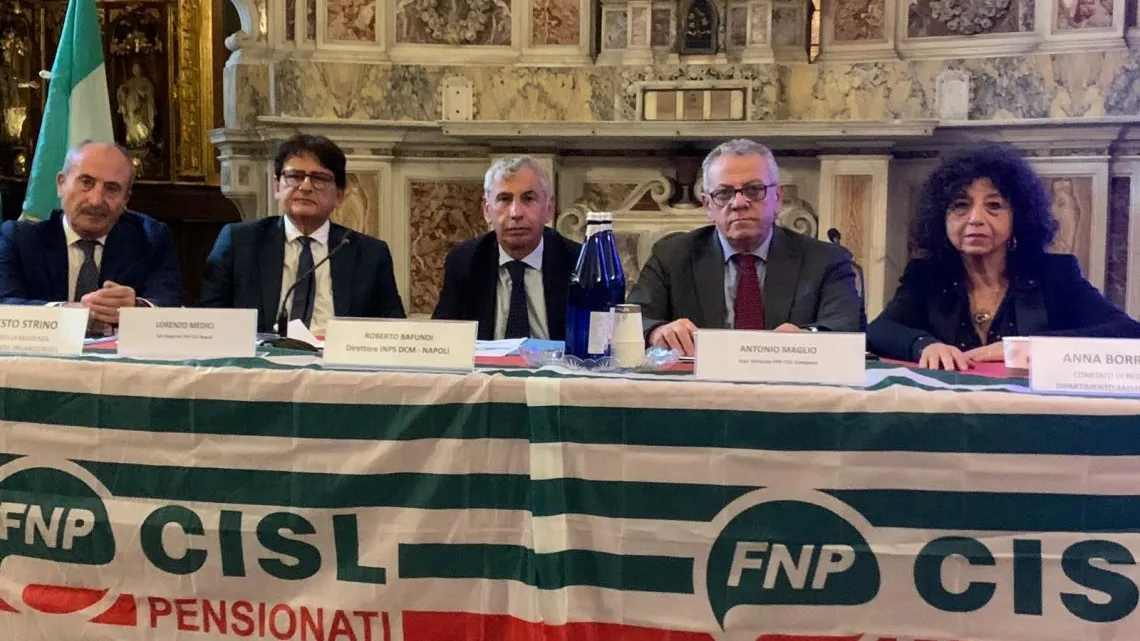 Fonte Foto:https://www.tuttosanita.com/cisl-fp-pensionati-in-piazza-liste-dattesa-infinite-e-tasse-troppo-alte/?fbclid=IwY2xjawNdwFJleHRuA2FlbQIxMQABHrR4JCZrmOOZjMSuGQw1qLyhwiHd5xzQjg_uAu3Euf0w71QfCD0hoYBvc3MR_aem_oLDJXiqZW3yhqYBhI3IZYQ